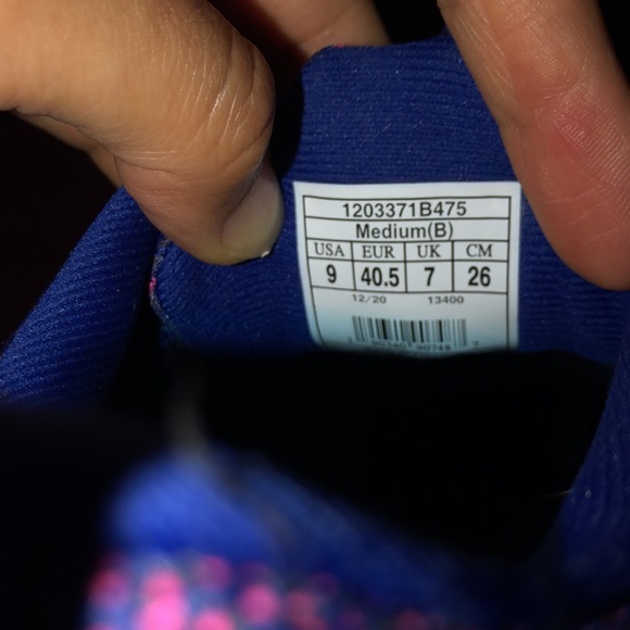 Brooks women’s size 9 Revel 4 sneakers - Picture 3 of 4